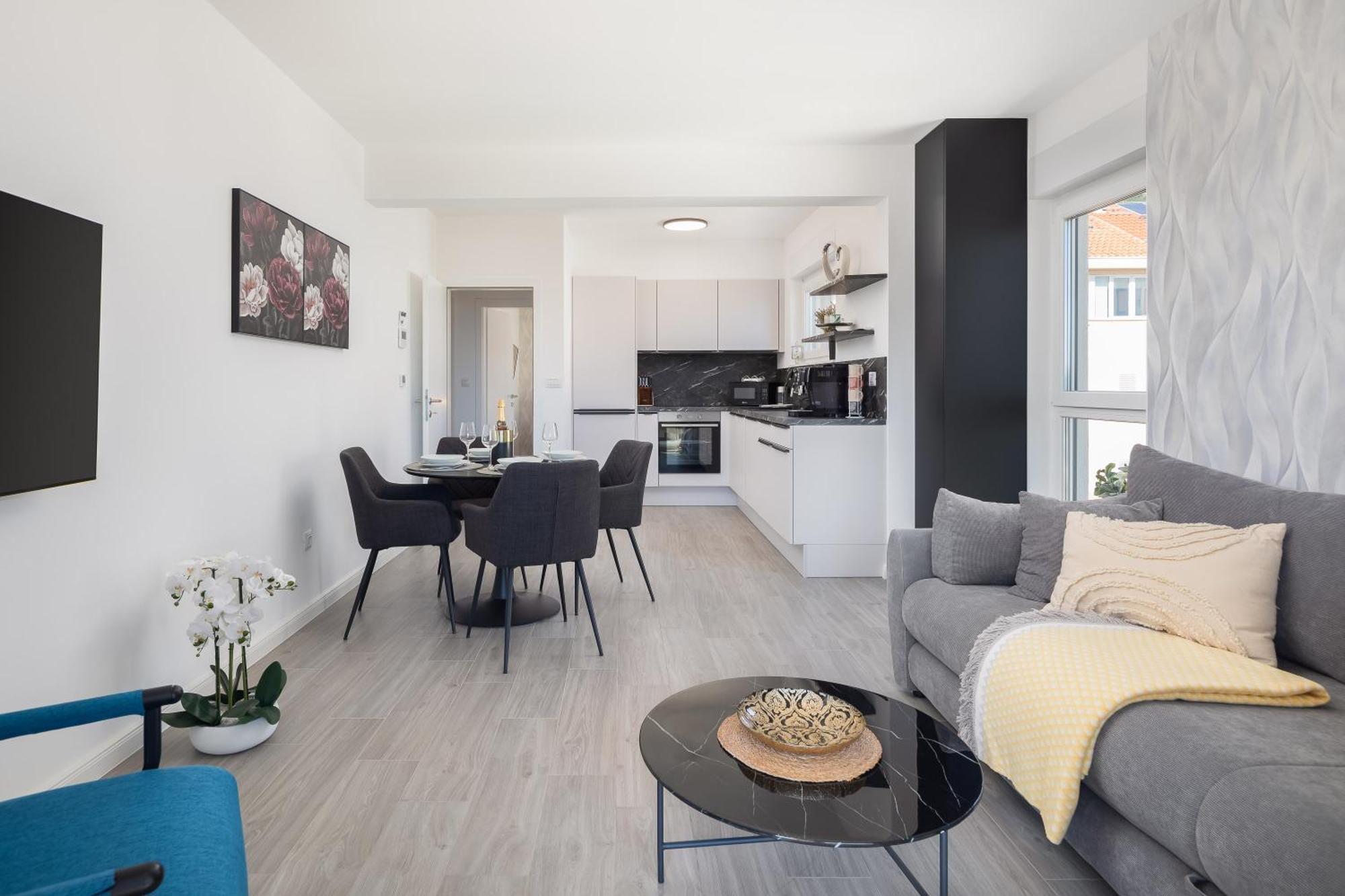 Tt With Sea View And Private Parking Apartament Makarska