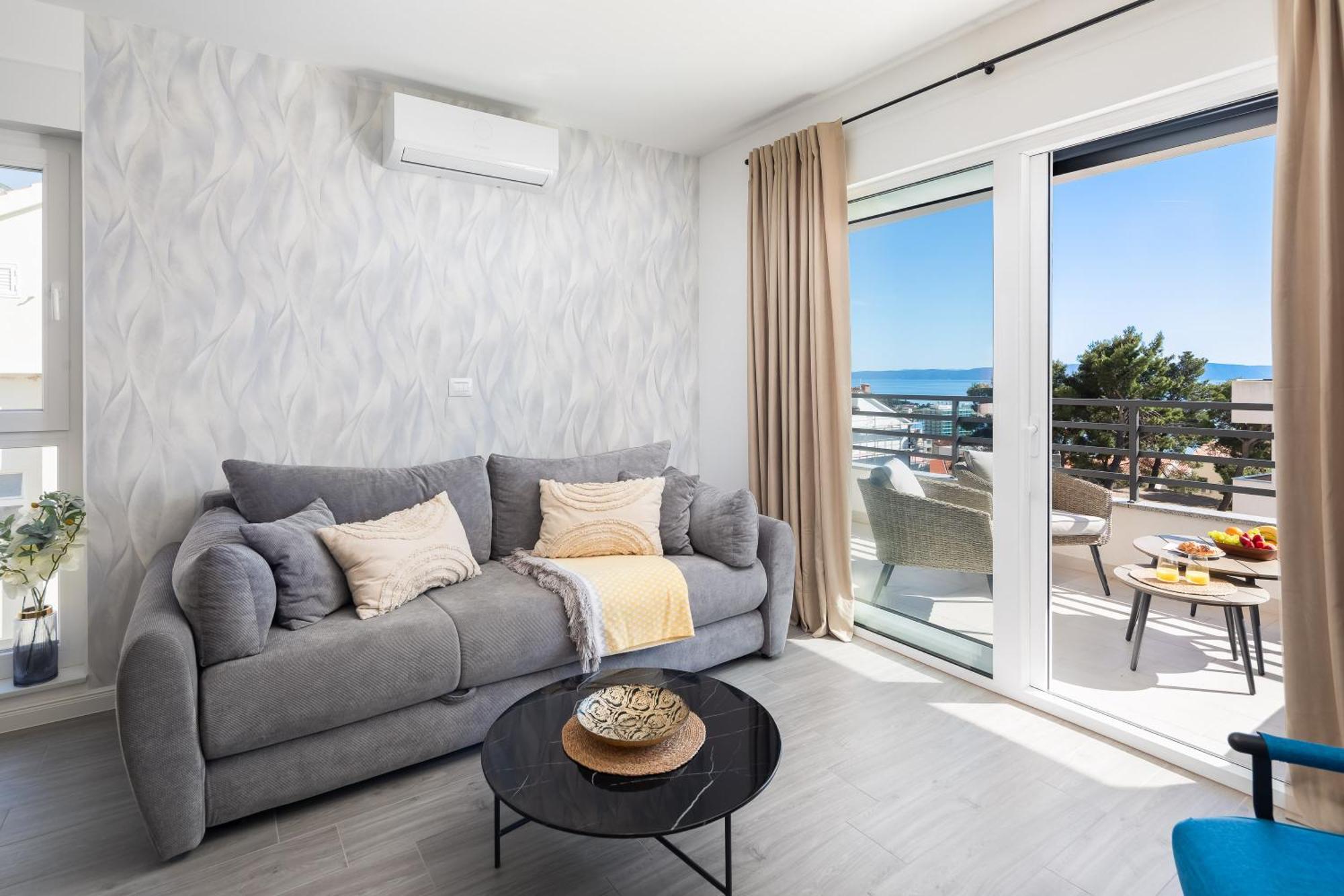 Tt With Sea View And Private Parking *